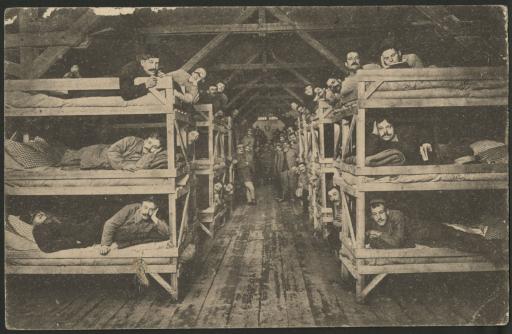 Le camp de prisonniers de Ludwigsburg-Eglosheim, en Allemagne : nombreux prisonniers dans un dortoir (vue 1) et dans l'espace [réfectoire ?] attenant (vue 3).